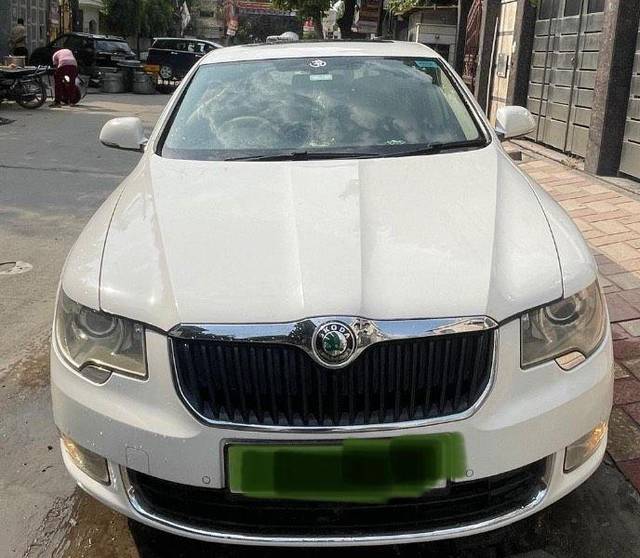 https://images10.gaadi.com/usedcar_image/3629413/original/processed_34bff483-a5f5-4604-88fa-6bdaf74b4cf5.jpeg?imwidth=6400