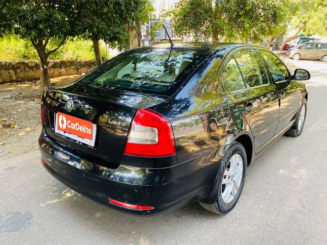 https://images10.gaadi.com/usedcar_image/3629532/original/processed_img2895416__usedcar_whatsappimage2023_10_19at121808_1__9301697708963_1697708995.jpeg?imwidth=6402