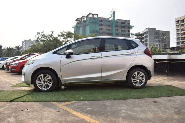 https://images10.gaadi.com/usedcar_image/3629737/original/img2895550__used_car_2895550_1697715013.JPG?imwidth=6401