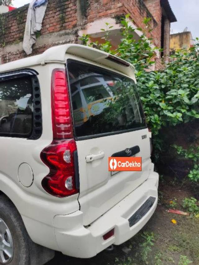https://images10.gaadi.com/usedcar_image/3631112/original/processed_b994c39e-6392-48ca-8d3f-09cb2e9f3738.jpg?imwidth=6401