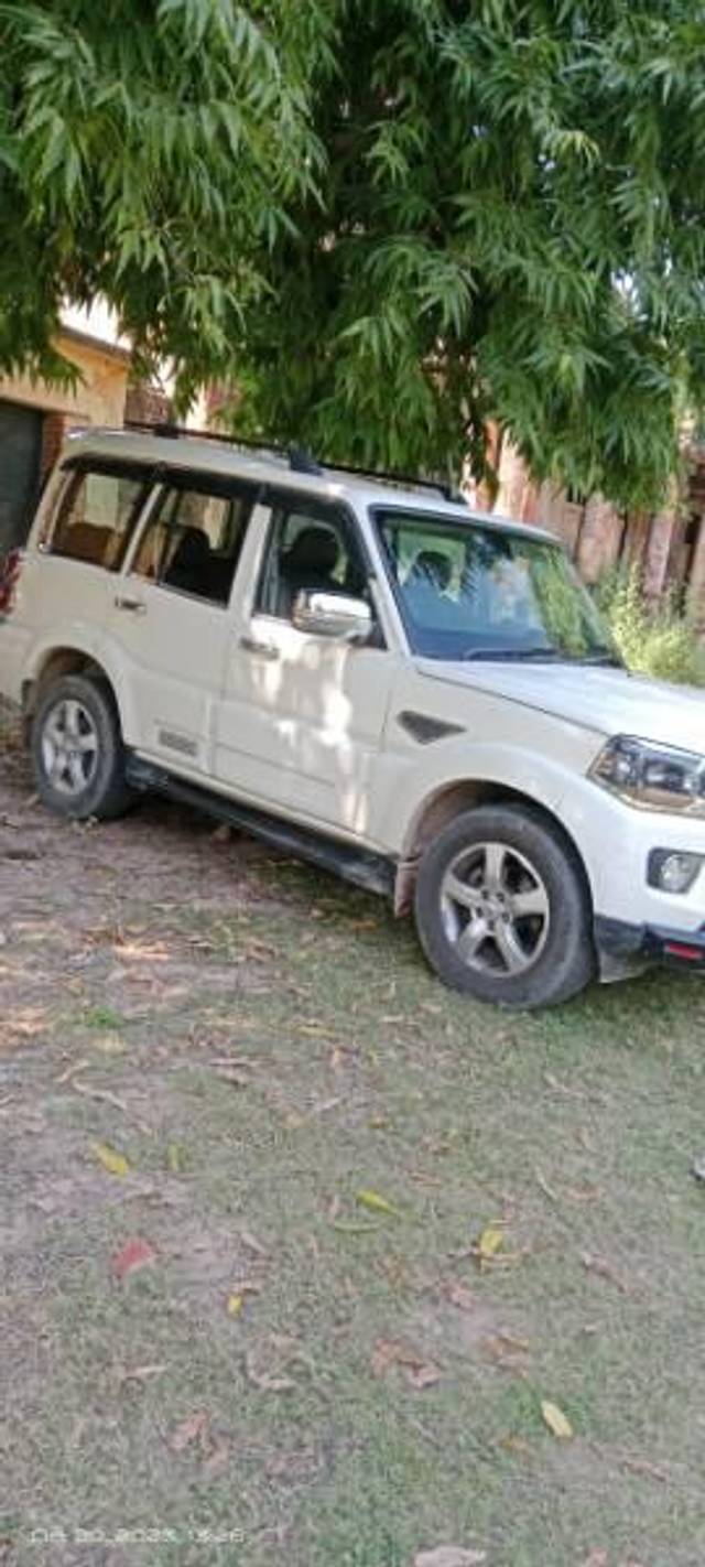 https://images10.gaadi.com/usedcar_image/3631137/original/processed_33386991-6301-41d5-b85c-f449031ae598.jpg?imwidth=6400