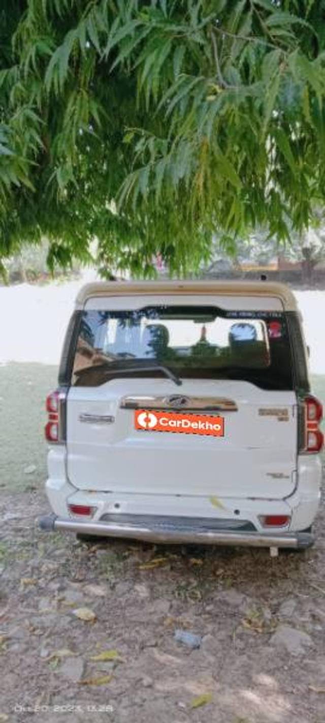 https://images10.gaadi.com/usedcar_image/3631137/original/processed_fc96d202-f7de-4731-8633-619c90fad54a.jpg?imwidth=6402