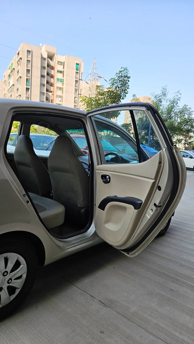 https://images10.gaadi.com/usedcar_image/3631332/original/img2896515__used_car_2896515_1697795737.jpg?imwidth=6402