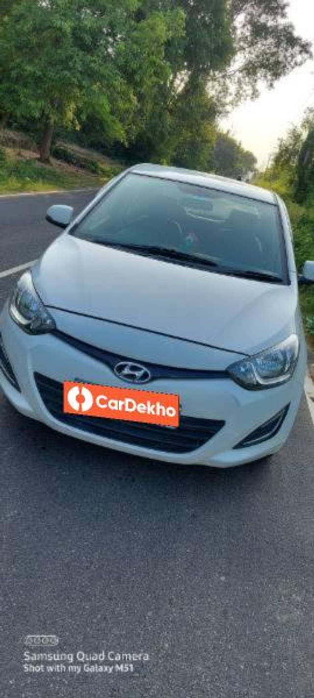 https://images10.gaadi.com/usedcar_image/3632571/original/processed_19772a17-963a-4211-a9e2-9a919bc259a1.jpg?imwidth=6402