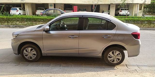 https://images10.gaadi.com/usedcar_image/3633245/original/14__VCC_IMG_1697279687520_1804763_95_1697280086.jpg?imwidth=6401