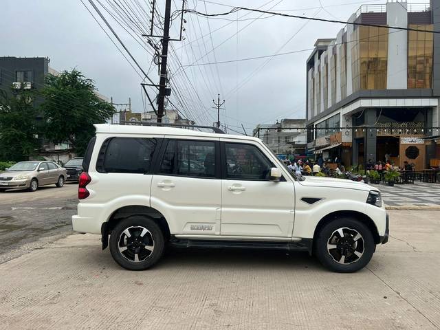 https://images10.gaadi.com/usedcar_image/3633530/original/processed_img2897778__used_car_2897778_1697897121.jpg?imwidth=6401