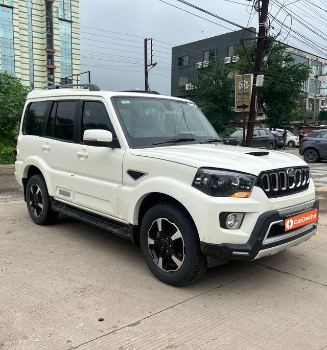 https://images10.gaadi.com/usedcar_image/3633530/original/processed_img2897778__used_car_2897778_1697897125.jpg?imwidth=6400