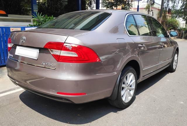 https://images10.gaadi.com/usedcar_image/3634022/original/processed_img2897862__usedcar_img_20231022_wa0134_35681697950222_1697950258.jpg?imwidth=6402