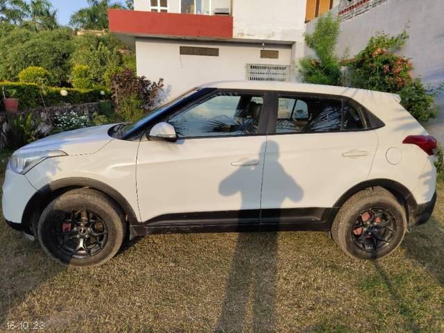 https://images10.gaadi.com/usedcar_image/3634454/original/processed_b07b079a-babb-4edb-a89b-c16398ba8aa3.jpg?imwidth=6402