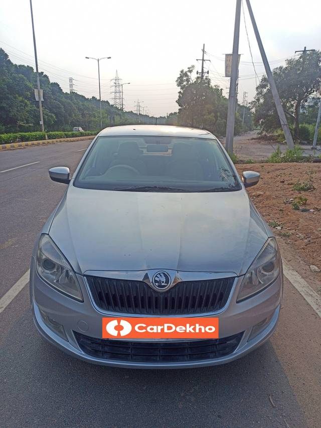 https://images10.gaadi.com/usedcar_image/3634633/original/processed_img2898158__used_car_2898158_1697971735.jpg?imwidth=6400