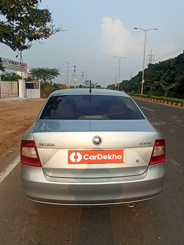 https://images10.gaadi.com/usedcar_image/3634633/original/processed_img2898158__used_car_2898158_1697971779.jpg?imwidth=6402