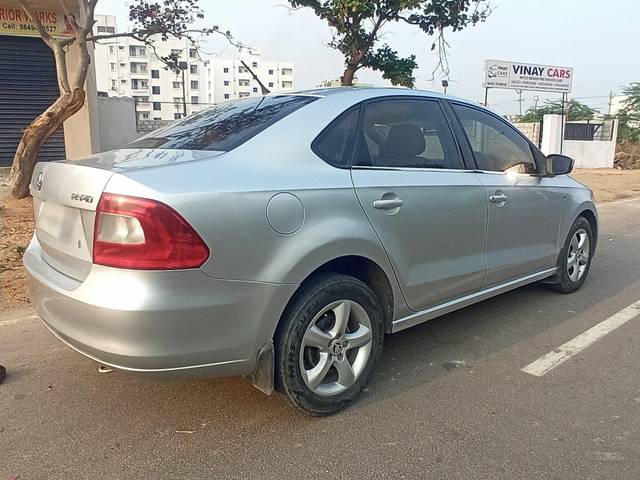 https://images10.gaadi.com/usedcar_image/3634633/original/processed_img2898158__used_car_2898158_1697971953.jpg?imwidth=6401