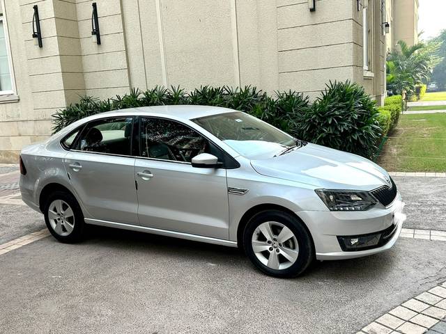 https://images10.gaadi.com/usedcar_image/3634824/original/img2898253__used_car_2898253_1697978432.jpg?imwidth=6401