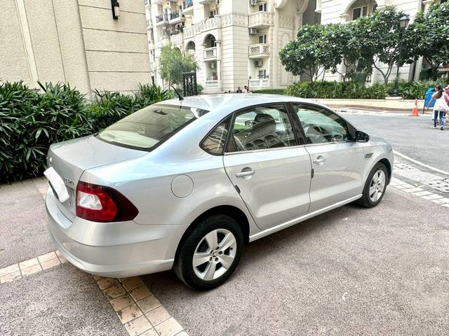 https://images10.gaadi.com/usedcar_image/3634824/original/processed_img2898253__used_car_2898253_1697978422.jpg?imwidth=6402