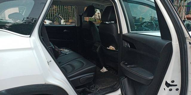 https://images10.gaadi.com/usedcar_image/3634885/original/15__VCC_IMG_1697371975562_1805305_123_1697372330.jpg?imwidth=6400
