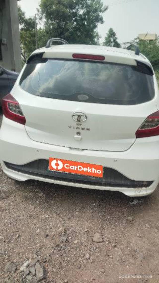 https://images10.gaadi.com/usedcar_image/3634974/original/processed_fb25042f-7515-4cef-92d6-bc8552555aab.jpg?imwidth=6402