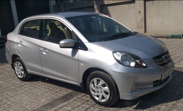 https://images10.gaadi.com/usedcar_image/3635657/original/590264__front_right_view-20231023125343.jpg?imwidth=6400
