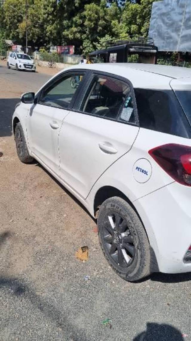 https://images10.gaadi.com/usedcar_image/3637135/original/processed_5fc73b30-4684-47aa-acda-631bc2a80005.jpg?imwidth=6402