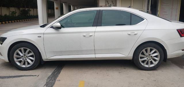 https://images10.gaadi.com/usedcar_image/3637147/original/17__VCC_IMG_1697524551051_1805976_95_1697525092.jpg?imwidth=6401