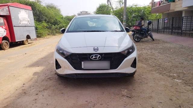 https://images10.gaadi.com/usedcar_image/3637153/original/17__VCC_1806008_94_1697528826.jpg?imwidth=6401