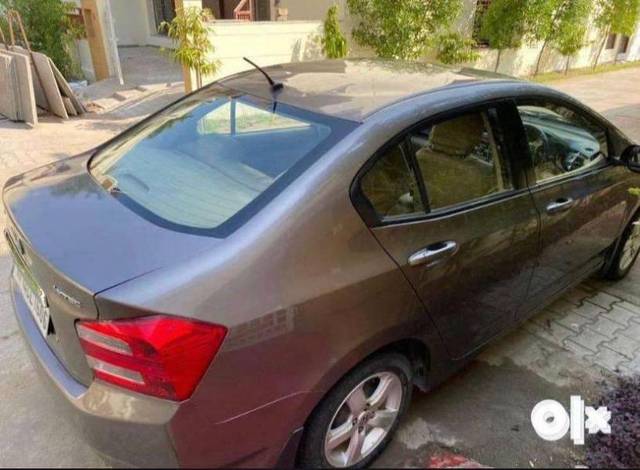 https://images10.gaadi.com/usedcar_image/3637258/original/processed_0ae107db-9cc4-4cd8-9c3a-f75d03fb4bb0.jpeg?imwidth=6400