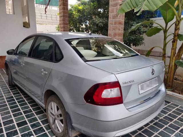 https://images10.gaadi.com/usedcar_image/3638660/original/processed_0dd3dfaa-5b1d-4202-b53d-99fb2a7cef0d.jpg?imwidth=6401