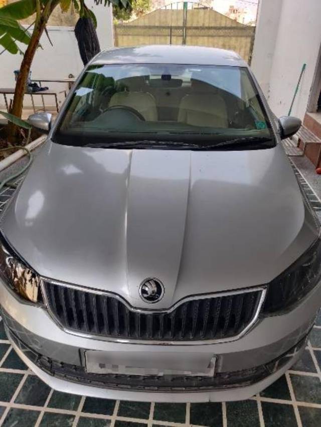 https://images10.gaadi.com/usedcar_image/3638660/original/processed_e78d307e-c553-4080-9afd-66dbec6c31ee.jpg?imwidth=6402