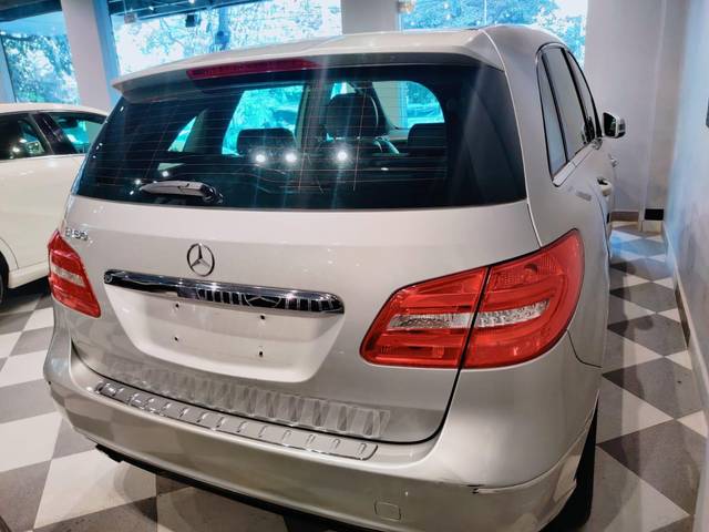 https://images10.gaadi.com/usedcar_image/3639169/original/processed_img2899895__used_car_2899895_1698238934.jpg?imwidth=6401