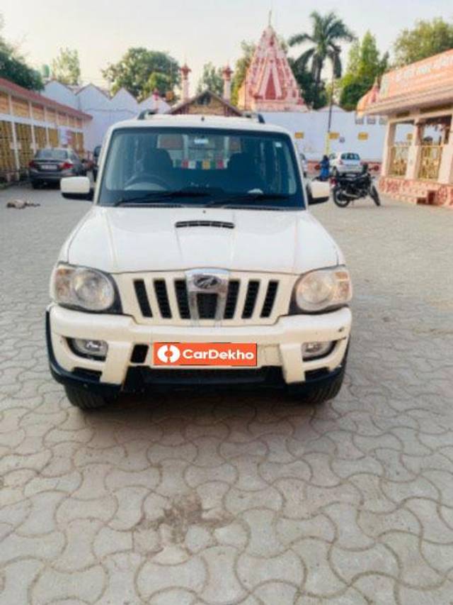 https://images10.gaadi.com/usedcar_image/3639433/original/processed_ef43ece4-369b-46ef-9639-60f42b9b48da.jpeg?imwidth=6401