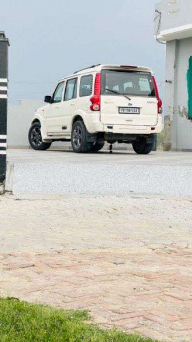 https://images10.gaadi.com/usedcar_image/3639588/original/processed_c24aa00e-af32-4ae2-9d9a-ba25afdde220.jpeg?imwidth=6401