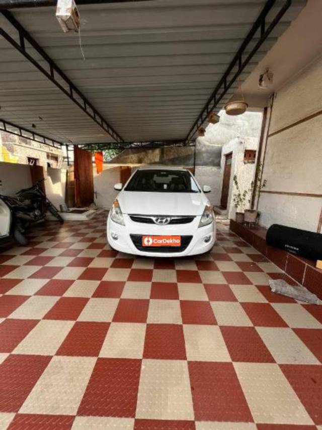 https://images10.gaadi.com/usedcar_image/3639609/original/processed_84b59cfa-6370-4dc7-9a94-c6b19b31f57c.jpg?imwidth=6402