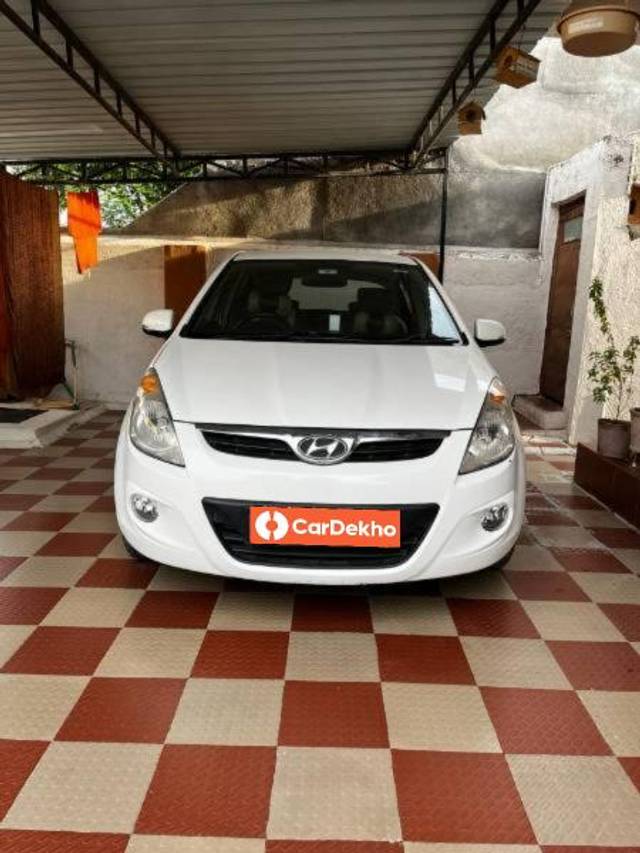 https://images10.gaadi.com/usedcar_image/3639609/original/processed_e08f8b83-b5a7-4274-beab-cb55203f9b27.jpg?imwidth=6400