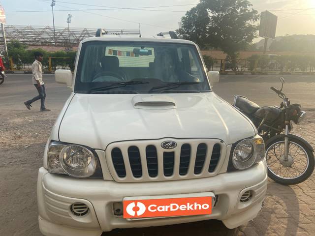 https://images10.gaadi.com/usedcar_image/3639693/original/processed_9723d800-fe3d-4492-8cd0-a2c62f2100fa.jpeg?imwidth=6402
