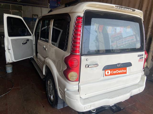 https://images10.gaadi.com/usedcar_image/3639693/original/processed_dd6ca340-261b-48b2-9e59-b51b65b9959a.jpeg?imwidth=6401