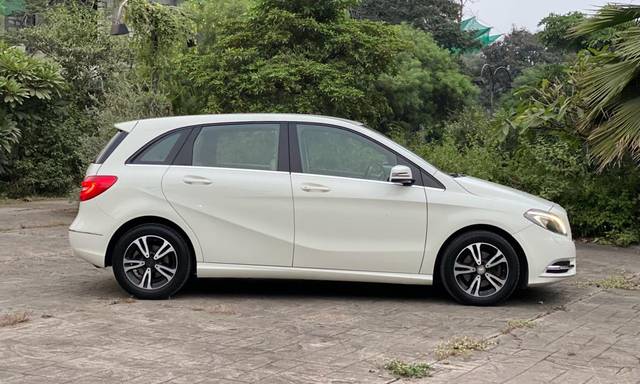 https://images10.gaadi.com/usedcar_image/3639932/original/img2900113__used_car_2900113_1698302876.jpg?imwidth=6401