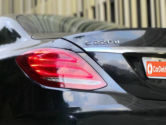 https://images10.gaadi.com/usedcar_image/3640014/original/processed_img2900152__usedcar_8095de8b_5f1c_4ce8_b4b4_462d58aedca4_2900152_1698305182.jpg?imwidth=6402