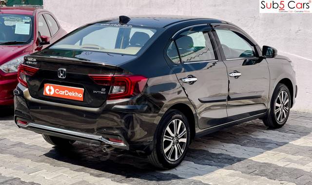 https://images10.gaadi.com/usedcar_image/3640285/original/processed_img2900315__usedcar_5_70641698312078_1698312092.jpeg?imwidth=6402