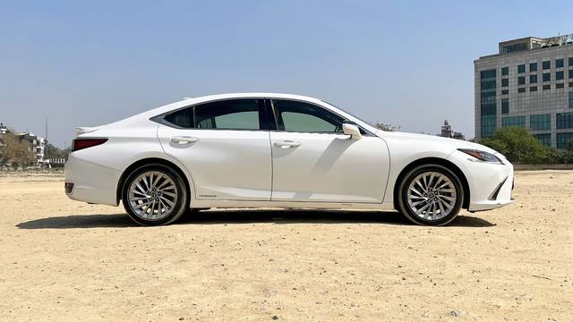 https://images10.gaadi.com/usedcar_image/3641306/original/img2900728__used_car_2900728_1698377991.jpg?imwidth=6401