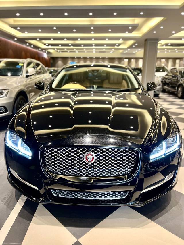https://images10.gaadi.com/usedcar_image/3641407/original/img2900762__used_car_2900762_1698383909.jpg?imwidth=6402