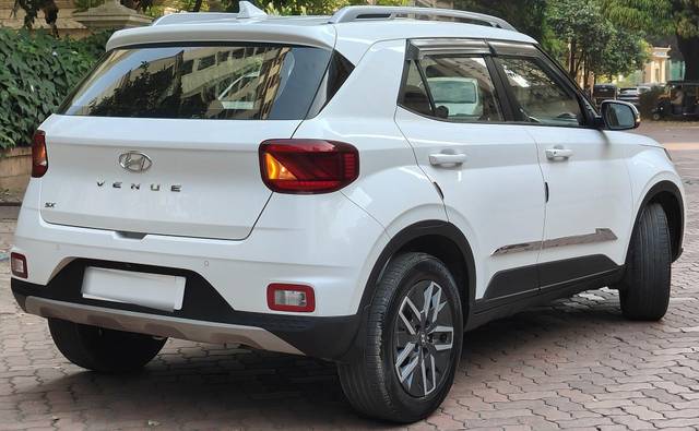 https://images10.gaadi.com/usedcar_image/3641424/original/processed_img2900770__used_car_2900770_1698384654.jpg?imwidth=6402