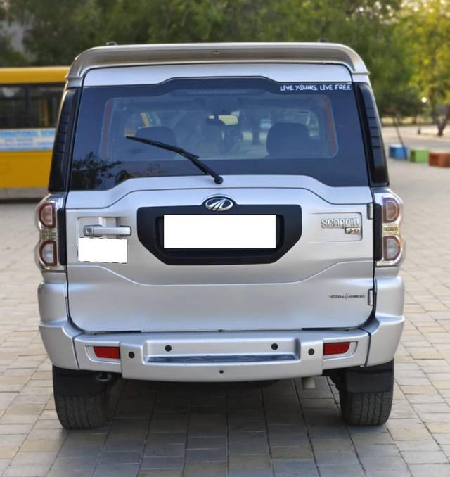 https://images10.gaadi.com/usedcar_image/3641511/original/processed_439a5a8ca1154f9cc0736a447a98e72f.jpg?imwidth=6402
