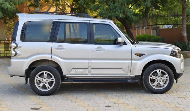 https://images10.gaadi.com/usedcar_image/3641511/original/processed_b567ab8aff8352fcce56ec003da2927b.jpg?imwidth=6401