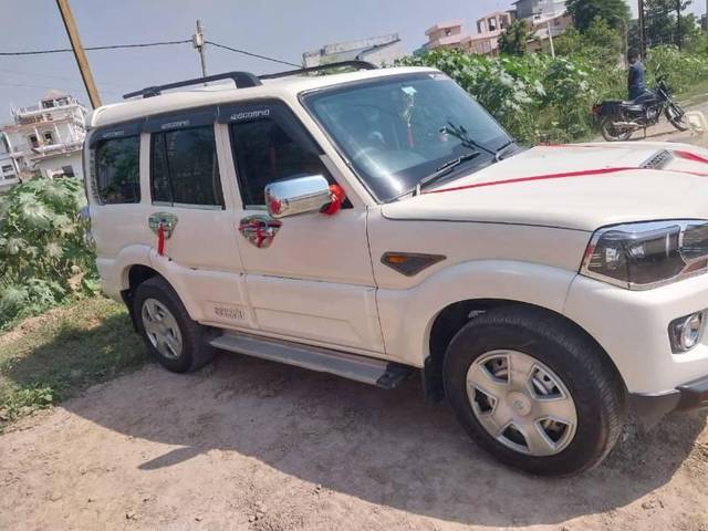 https://images10.gaadi.com/usedcar_image/3641526/original/processed_d1cb4deb-f227-400b-a6a6-affc51487222.jpg?imwidth=6401