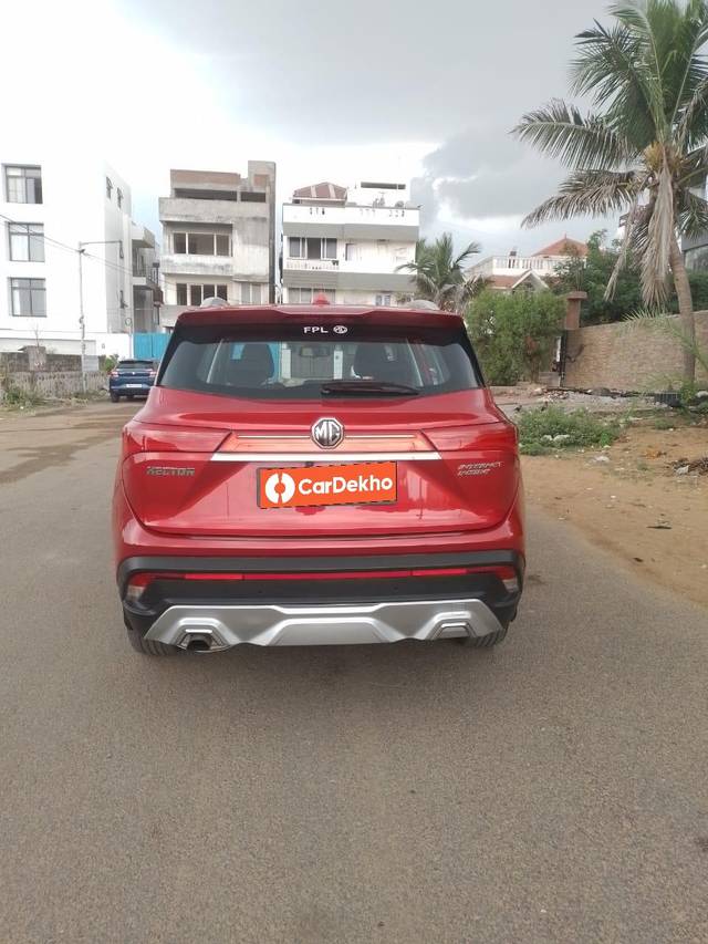 https://images10.gaadi.com/usedcar_image/3641634/original/processed_img2900877__used_car_2900877_1698390941.jpg?imwidth=6401