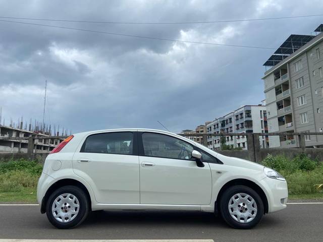 https://images10.gaadi.com/usedcar_image/3642036/original/img2901107__used_car_2901107_1698402522.jpg?imwidth=6401