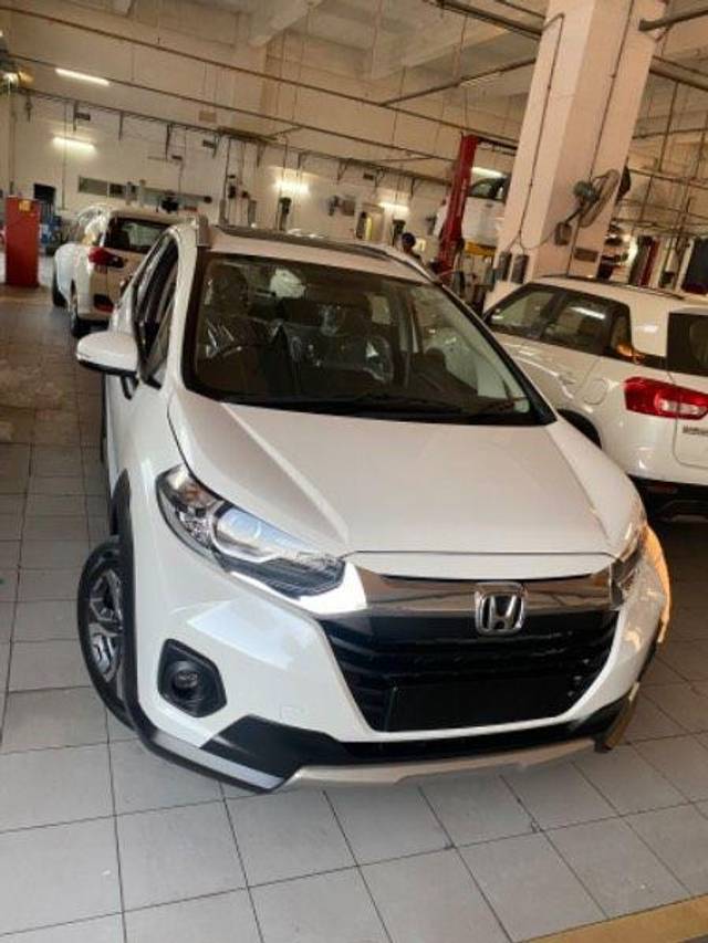 https://images10.gaadi.com/usedcar_image/3642405/original/processed_b04ed006-4586-4695-8945-99a8a1698a94.jpeg?imwidth=6400