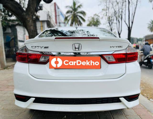 https://images10.gaadi.com/usedcar_image/3643627/original/processed_img2901855__used_car_2901855_1698482870.jpg?imwidth=6402