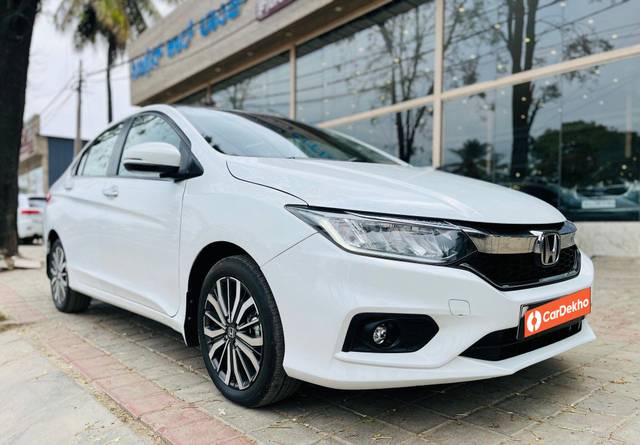 https://images10.gaadi.com/usedcar_image/3643627/original/processed_img2901855__used_car_2901855_1698482872.jpg?imwidth=6400