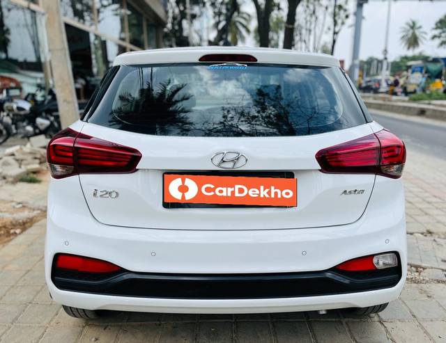 https://images10.gaadi.com/usedcar_image/3643759/original/processed_img2901927__used_car_2901927_1698487092.jpg?imwidth=6402