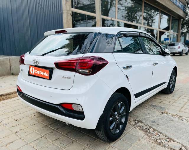 https://images10.gaadi.com/usedcar_image/3643759/original/processed_img2901927__used_car_2901927_1698487106.jpg?imwidth=6401